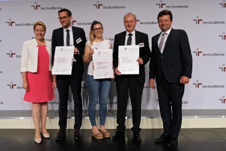 Der stellvertretende Regionspräsident Michale Dette (Zweiter von rechts) bei der Übergabe des Zertifikats in Berlin mit Bundesfamilienministerin Dr. Franziska Giffey (links) und Oliver Schmitz, Geschäftsführer der berufundfamilie Service GmbH (rechts) / Foto: berufundfamilie, Thomas Ruddies / Christoph Petras