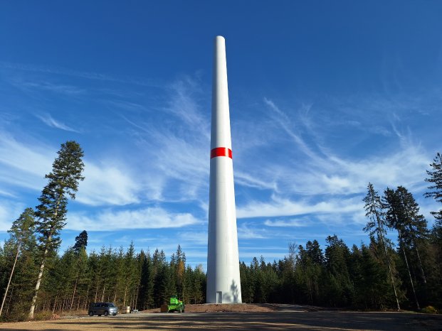 20241114_Bild_Eine der beiden Windenergieanlagen auf dem Kälbling_Baustelle Windpark Bad Wildbad.jpg