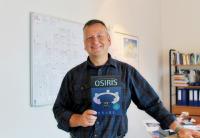 Markendesigner Karl-Heinz von Lackum mit neu gestalteter OSIRIS-Software
