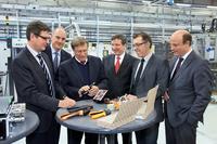 Ralf Hoppe (Weidmüller Geschäftsführer Produktion), Volpert Briel (Vertriebsvorstand), Landeswirtschaftsminister Harry K. Voigtsberger, Dr. Peter Köhler (Vorstandssprecher), Harald Vogelsang (Finanzvorstand) und Bürgermeister Rainer Heller beim Gedankenaustausch in der Weidmüller Produktion