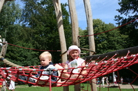 Karl-Georg und Charlotte finden den Hexenspielplatz in Hannover-Kleefeld richtig klasse.