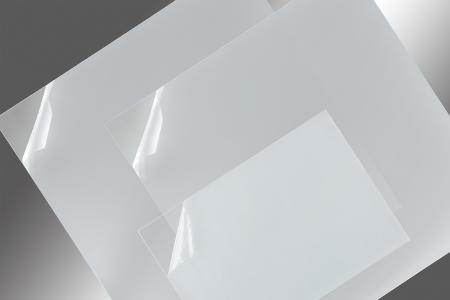 POLIFILM PROTECTION bietet eine neue, coextrudierte Spezialschutzfolie für das Thermoformen von Polycarbonat an. Die Schutzfolie kann selbst während sehr langer Vortrocknung bei rund 100 °C auf der Oberfläche verbleiben.