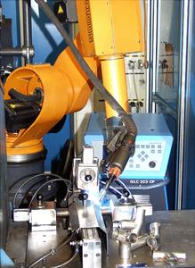 CP-Hochleistungsschweißen (Cold Process) mit ROMAT®-Industrieroboter in der Dünnblechbearbeitung.