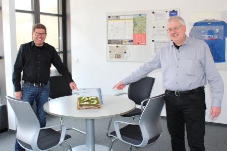 Doppeltes Betriebsjubiläum: Andreas Böck (li.) und Reinhard Hesse sind Arbeitskollegen von Anfang an – und schätzen beide seit nunmehr 25 Jahren ihre abwechslungsreichen Tätigkeiten beim Familienunternehmen SELVE. Foto: SELVE