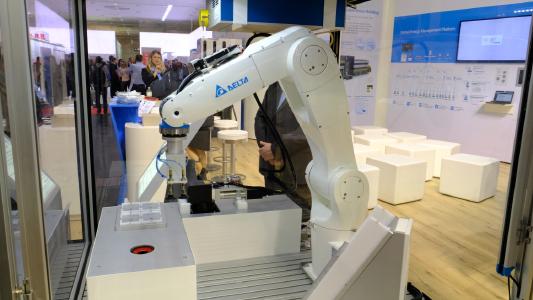 Die erwähnte Workstation umfasst neben Deltas sechsachsigem Knickarmroboter und bisher unerreichter IIoT- und Bildverarbeitungstechnik auch das neue Produktionsleitsystem (Manufacturing Execution System/MES), um zeit- und ressourceneffiziente kundenspezifische Bestellung und Produktion zu ermöglichen. Zu den wichtigsten