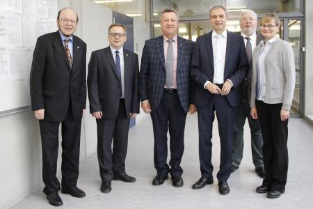 von links: Prof. Dr. Dr. Ekbert Hering, Prof. Dr. Alexander Gubert (Prorektor ISTU), Prof. Dr. Valerij Grachow (Rektor ISTU), Prof. Dr. Gerhard Schneider, Pascal Cromm (Leiter des Akademischen Auslandsamts der Hochschule Aalen) und Elena Lugovaya (Übersetzerin) / Bildnachweis: © Hochschule Aalen/ Janine Soika