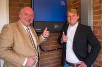 Inbetriebnahme Photovoltaikanlage: v.l.n.r. Raymond See, Leiter Produktentwicklung WEMAG und Robert Weber, Geschäftsführer ANTENNE MV