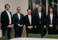 Vertragsunterschrift beim Notar v.l.n.r.: Paul Lange, Beteiligungsmanager der Materna-Gruppe, Michael Hagedorn, EVP Public Sector der Materna-Gruppe, Dr. René Rüdinger, CFO der Materna-Gruppe, Martin Wibbe, CEO der Materna-Gruppe, Sascha Wellershoff, CEO der Virtual Solution AG, (Corona-konformes Treffen)