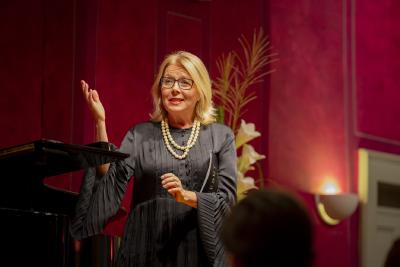 „Kultur ist kein Fass ohne Boden, in dem Geld verschwindet, sondern eine Investition“, so Clarry Bartha, künstlerische Leitung bei DEBUT