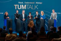 Wie belastbare Brücken zwischen Wissenschaft und Wirtschaft Fortschritt sichern können, diskutierten unter der Moderation von Prof. Jeanne Rubner die Panelist:innen Mirko Holzer, Christine Grotz, Prof. Dagmar Schuller und Prof. Hans-Joachim Bungartz (hinten, von links). Auf die Veranstaltung stimmten Prof. Ali Sunyaev und Prof. Thomas F. Hofmann (vorne, von links) ein Wie belastbare Brücken zwischen Wissenschaft und Wirtschaft Fortschritt sichern können, diskutierten unter der Moderation von Prof. Jeanne Rubner die Panelist:innen Mirko Holzer, Christine Grotz, Prof. Dagmar Schuller und Prof. Hans-Joachim Bungartz (hinten, von links). Auf die Veranstaltung stimmten Prof. Ali Sunyaev und Prof. Thomas F. Hofmann (vorne, von links) ein