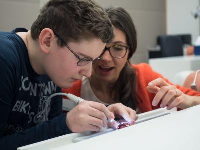 Konzentriert entfernte SALIS-Schüler Fabian Plank unter fachkundiger Anleitung von W&H Mitarbeiterin Olga Schmidt lästigen Zahnbelag / Foto: © W&H