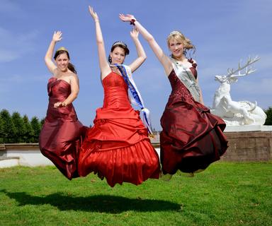 Pfälzisch-Badisch-Hessischer-Aufruf zur Teilnahme am Hoheitentreffen: Anna Hochdörffer (73. Pfälzische Weinkönigin), Katharina Keller (Schwetzinger Spar-gelkönigin Katharina I.) und Jana Dobner (Odenwälder Apfelkönigin Jana I.) (v.l.n.r.)