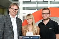Verleihung des ALPHAJUMP-Kreativpreises an Katja Bruchof durch Prof. Uwe Simon (links) und Torben Bohr, Geschäftsführer der ALPHAJUMP GmbH