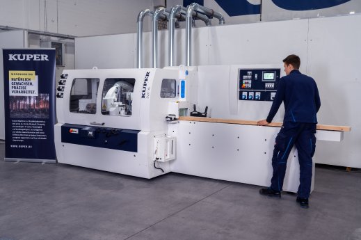 SWT XL-4 mit Bediener und Werkstück02.jpg