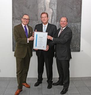 Stefan Dissel (m.) überreichte das Siegel an Arnulf und Olaf Piepenbrock (r.). (Bild: Piepenbrock)