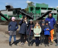 Auf dem Bild: Mitarbeiter der Firma Rösl, Marcus Schwertner (Vorarbeiter Kompostwerk) mit Kindern der 3. Klasse der Grundschule Doberschütz