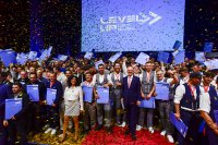 Rainer Reichhold, Präsident der Handwerkskammer Region Stuttgart und des Landesverbands Handwerk BW, feiert zusammen mit Moderatorin Evren Gezer inmitten der 624 neuen Meisterinnen und Meister