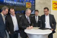 Hans Auracher (ArGe Medien im ZVEH), Thomas Draxler (HellermannTyton), Alexander Neuhäuser (ZVEH) und Marten Rau (HellermannTyton) schauen ZVEH-Präsident Lothar Hellmann bei der Unterzeichnung des E-Markenpartnervetrags gespannt zu.
Bildquelle: HellermannTyton