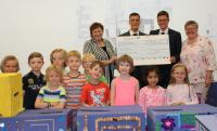 Bild (von hinten links): Doris Hirsch (kids@kita), Michael Strauß (kids@kita), Frank Hartmann (BITZER) und Gerda Ruzitschka (kids@kita) bei der Spendenübergabe