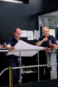 27-06 KY_Schwarz+Disch.jpeg