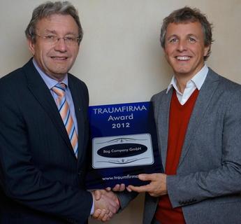 Hr. Georg Paulus (links) übergab den Award an Roland Gartner, Geschäftsführer der Bag Company GmbH