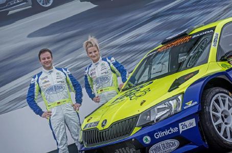 Philip Geipel und Katrin Becker-Brugger stehen neben ihrem Skoda Fabia R5 von Speedlife