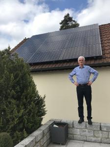 Herr Stens vor seiner SunPremium Photovoltaik Anlage