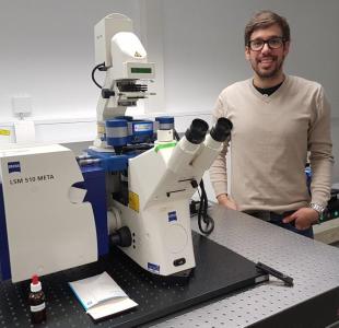 Dr. Henri Franquelim und das JPK NanoWizard® ULTRA Speed AFM, auf einem Zeiss LSM 510 META kon-fokalen Lichtmikroskop