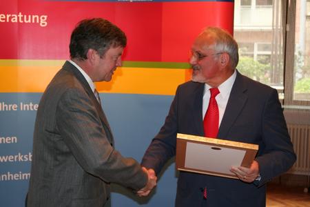 Kammerpräsident Walter Tschischka (rechts) gratuliert Martin Sättele (links) zur Ehrennadel in Silber der Handwerkskammer Mannheim Rhein-Neckar-Odenwald.