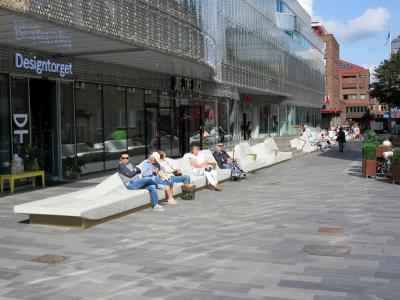 Das von Rosskopf + Partner gefertigte Riesen-Sofa verbindet die Menschen und prägt das Stadtbild nachhaltig. FOTO: Rosskopf + Partner