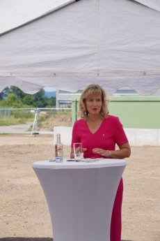 4_Rintelns Bürgermeisterin Andrea Lange dankt STÜKEN.JPG