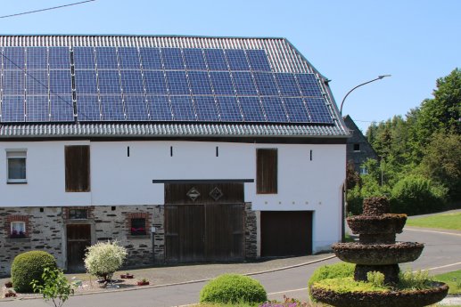 Ein leichtes Luxmetalldach ermöglichte die Montage einer PV-Anlage auf einem älteren Haus F.jpg