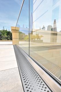 Der Designrost Perla mit einer Materialstärke von 1,5 mm setzt dank seiner unkonventionellen Lochreihen im Außenbereich optische Akzente.