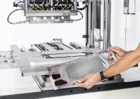 ZELTWANGER testet alle Arten von Bipolarplatten für Brennstoffzellen und Elektrolyse-Anlagen auf Dichtheit. Für die komplexen Bauteile werden eigens hochgenaue Prüfwerkzeuge angefertigt. Die derzeit maximale Bauteilgröße gibt das Tübinger Unternehmen mit 750 x 650 mm an.