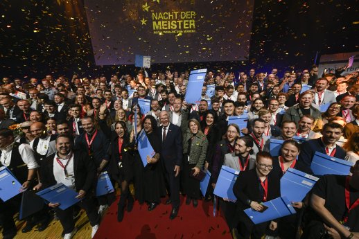 Meister_innen + Präsident Rainer Reichhold.jpg