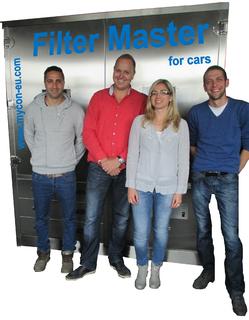 Herr Waris, Herr Angenent (Enviro-ICS B.V. / Tunex Automotive B.V), Frau Michalowski (mycon GmbH), Herr Rogge (IROsoft-Cleantech GmbH) mit der Anlage „FilterMaster for cars“