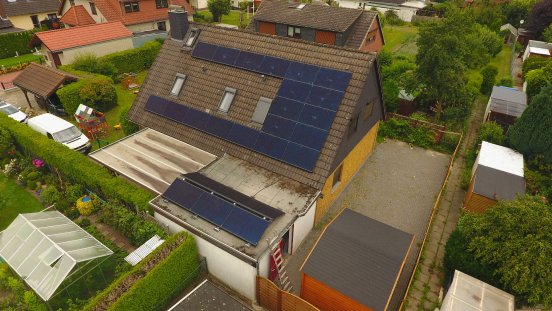 04 Luftbild der fertig installierten Photovoltaik mit Umgebung ©Powertrust.jpg