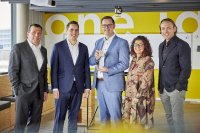 Claude Junghanns und Hendrik Heyn (beide Xiting) überreichen den Xiting Platinum Partner Award an Peter Rosendahl, Bianca Springer und Michael Zitz (alle All for One Group) - v.l.n.r.