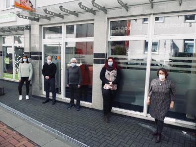 v.l. Fatima Allali (Auszubildende zur Personaldienstleistungskauffrau), Aydin Harman (Personaldisponent), Bernd Meermann (Piening Fahrer), Maike Raschke (Personaldisponentin), Dagmar Thierfelder (Niederlassungsleiterin), Hans Kohl (Piening Fahrer, nicht im Bild) feiern 10 Jahre Piening Personal in Lüdenscheid.