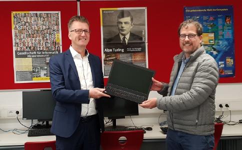Englisches Institut Heidelberg startet mit neuer Hardware ins Schuljahr 2020/21 (v. l.): Matthias Pleva, Mitglied der Geschäftsleitung Heidelberg iT und Andree Körber, Schulleiter Gymnasium und Geschäftsführer des E.I., im Computerraum der Schule. Foto: Heidelberg iT.