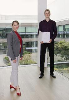 2.) In der WITTENSTEIN Innovationsfabrik übergab Dr. Anna-Katharina Wittenstein, Vorstand der WITTENSTEIN SE, die Stipendiums-Urkunde an Fridolin Steinriede, Bilder: WITTENSTEIN SE