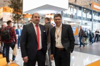 Volker Bibelhausen, Vorstandssprecher und Technologievorstand bei Weidmüller (r.) und Sebastian Seitz, CEO von Eplan (l.) freuen sich über die Kooperation im Rahmen des Eplan Partner Network, mit der eine Synergie aus Innovation, Expertise und Erfahrung für mehr Kundennutzen geschaffen wird. / Quelle: Eplan und Weidmüller 