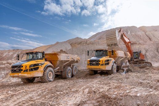 Bei jeder Fahrt transportieren die Dumper bis zu 45 Tonnen Mineralien. Die Premiumreifen VLTS vo.jpg