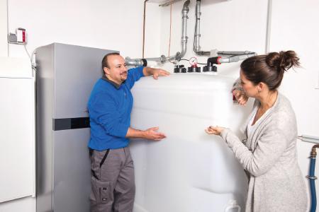 Mit "future:fuels@work" erhalten teilnehmende Haushalte als erste Tankfüllung nach der Modernisierung eine treibhausgasreduzierte Mischung aus einer nahezu CO2-neutralen Brennstoff- und Premium-Heizöl/ Foto: IWO/bpr