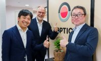 Opening the new TOPTICA Osaka office. From left to right: Toshiyuki Nishimoto, Branch Manager of the new Osaka office; Dr. Thomas Renner, President of TOPTICA Photonics SE (CSO); and Taro Saito, President of TOPTICA Photonics K.K.