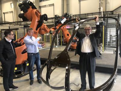 Kooperation mit Leichtigkeit – US-Gästen gefällt die universitär-industrielle Zusammenarbeit in Deutschland, hier anschaulich demonstriert im Technologiezentrum Augsburg / © MAI Carbon