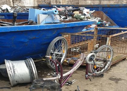 der Schrottabholung Solingen abgeholt, sortiert und dem Schrott-Recycling zugeführt wird. Gerade die Aufarbeitung von Elektroschrott ist eine ausgesprochen aufwändige Angelegenheit.