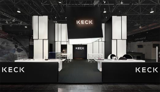 Das Zentrum des Messestandes bildet der Markenkubus von KECK