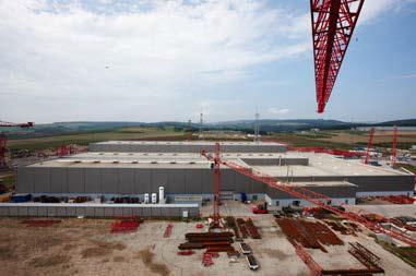 Blick auf 120 000 Quadratmeter Lager- und Produktionsfläche: Seit 2008 stellt Wilbert im neuen Werk Waldlaubersheim seine Turmkrane mit herausragenden Eigenschaften her Foto: EWM HIGHTEC WELDING