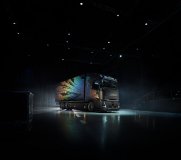 Der Volvo FH Aero Electric 6x2 der Swedish Metal Edition.